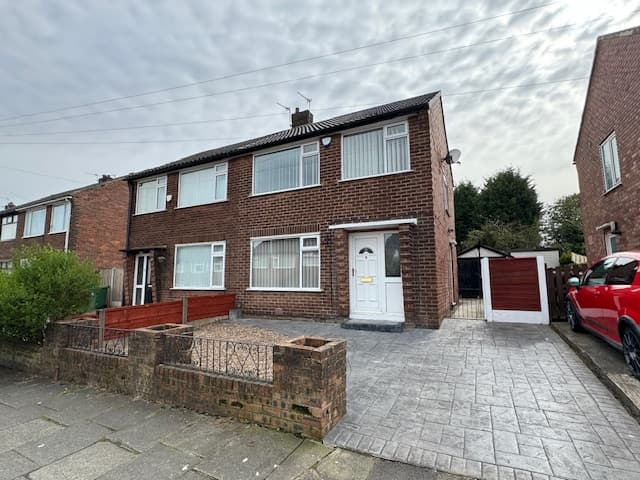 Lindale Avenue, Bury BL9 8ED